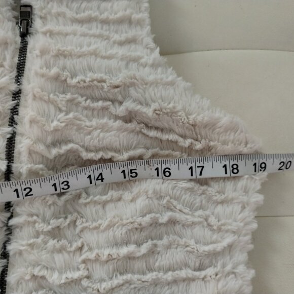 Women's MEDIUM Patagonia Fluffy Beige Vest - Picture 8 of 9
